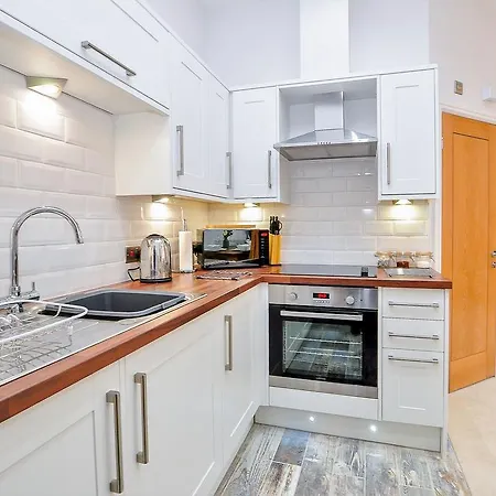 5 The Keyes Bright & Spacious With Free Parking Apartman *