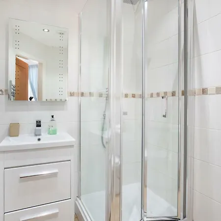 5 The Keyes Bright & Spacious With Free Parking *